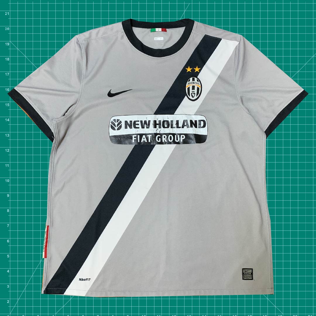 Vintage Nike Juventus (09/10) Away Jersey